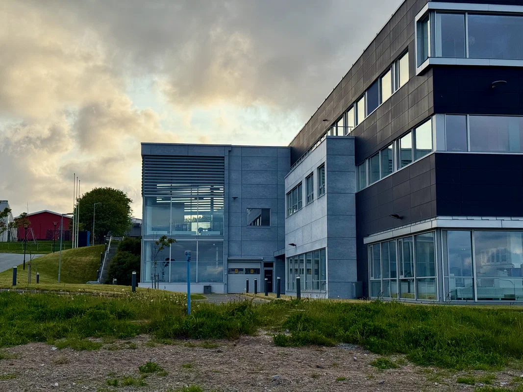 Blått kompetansesenter, built for growth in stages